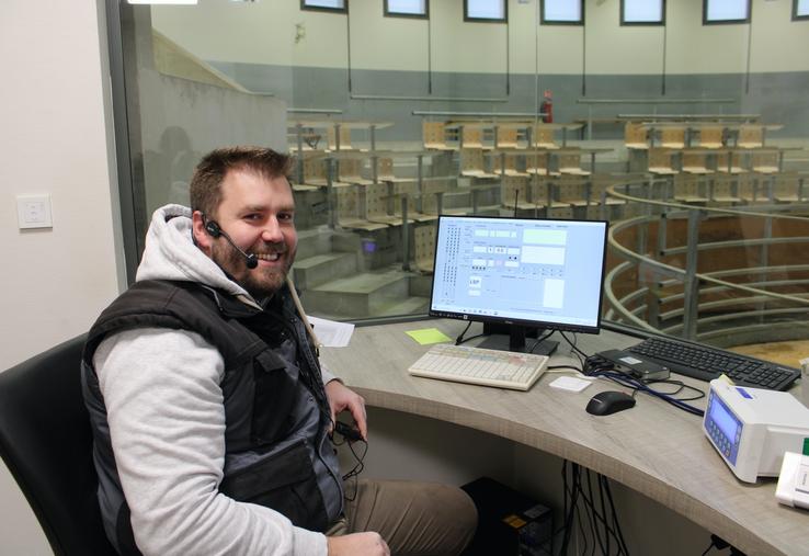 De sa place de chef des ventes, Guillaume Lajudie a le regard rivé sur l'ensemble de la salle et sur son ordinateur pour observer le déroulé des ventes.