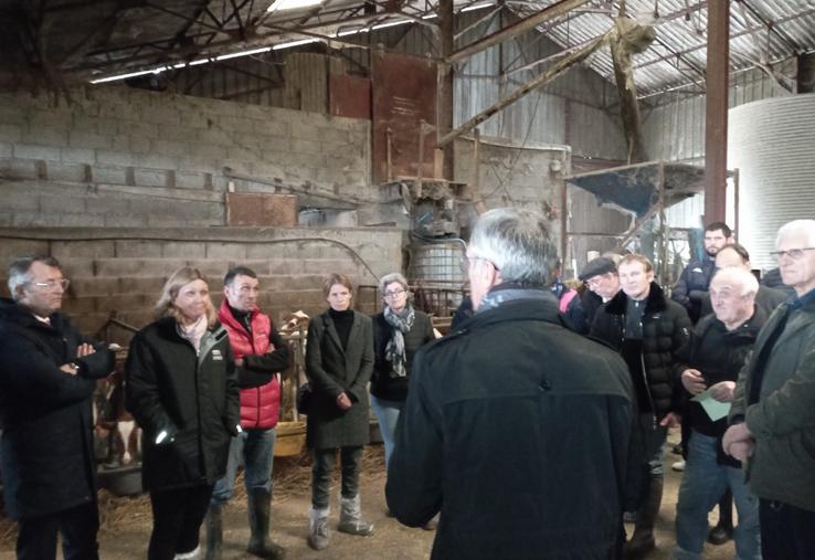 Discussion entre la présidente de l'assemblée nationale Yaël Braun-Pivet et des responsables agricoles, à Surgères, sur une exploitation laitière.
