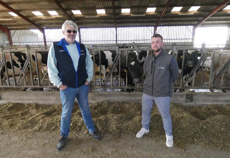 Arnaud Bernard et William Groizeleau n'ont "aucun regret" sur le passage à une salle de traite ou la réduction de la taille de leur cheptel.