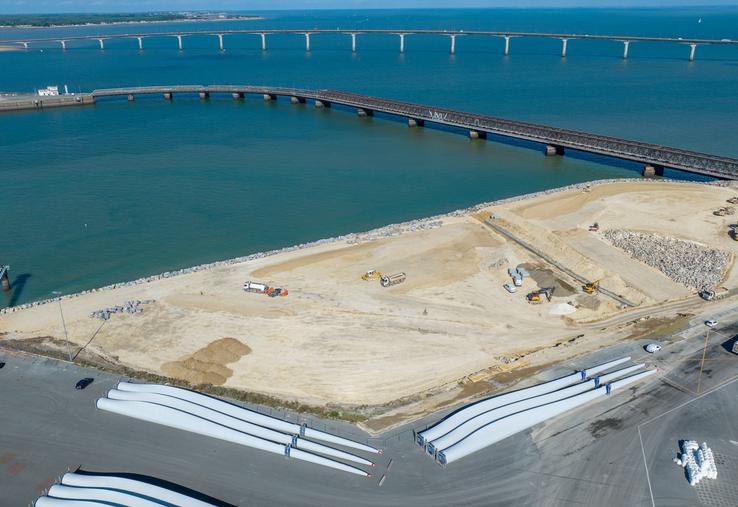 Pour répondre à ses ambitions dans l'éolien en mer, Port Atlantique La Rochelle aménage de nouveaux espaces, ici sur l'anse Saint-Marc avec le démontage d'une partie du viaduc du môle d'escale.