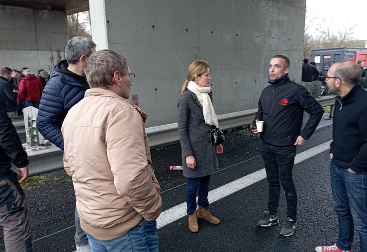 Anne-Laure Babault est venue à la rencontre des professionnels agricoles dès le premier jour de la mobilisation à Saintes fin janvier.