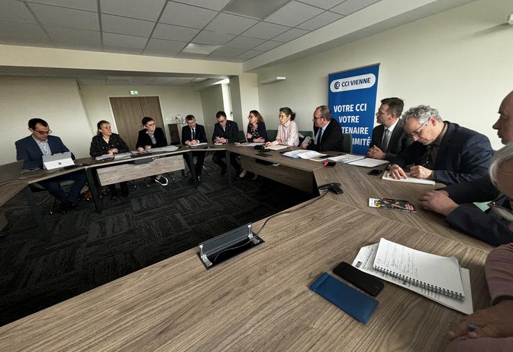 Les représentants de l'État, de la CCI et de la CMA étaient réunis pour répondre aux questions des entreprises et artisans.