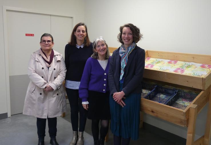 De gauche à droite, Nadia Boireau (vice-présidente CdC), Bérénice Talineau (agente d'accueil du pôle social), Valérie Karsenty (gestionnaire de l'épicerie) et Caroline Lascaud (coordinatrice) devant le présentoir qui accueillera les légumes locaux de l'épicerie solidaire.