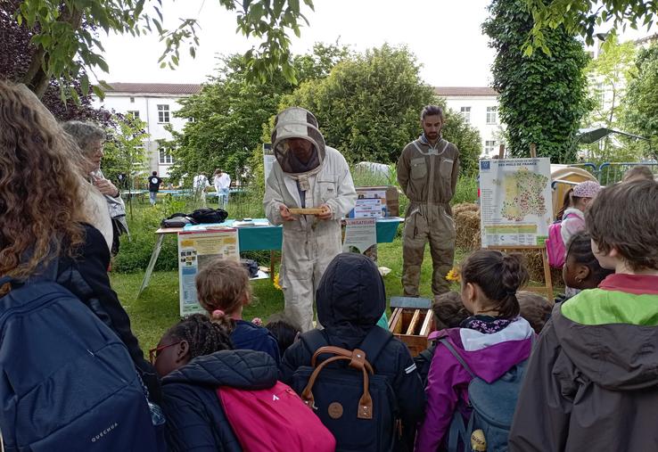 Les enfants ont pu découvrir les secrets de production du miel avec un animateur en combinaison d’apiculteur.