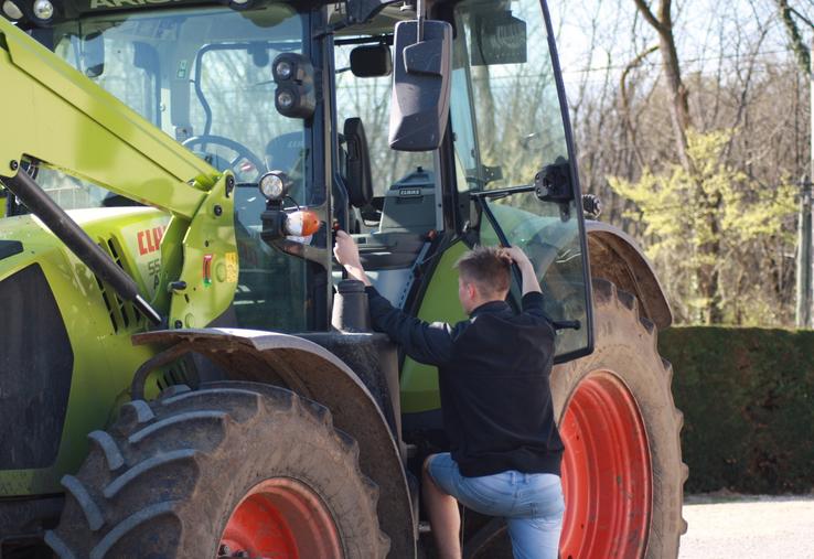 Des règles particulières sont imposées lors de l'embauche de jeunes saisonniers, notamment pour la conduite de tracteurs.
