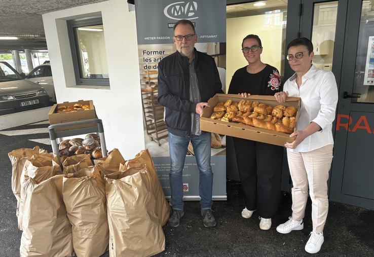 Karine Desroses a remis viennoiseries et pains à Patrick Gounot.