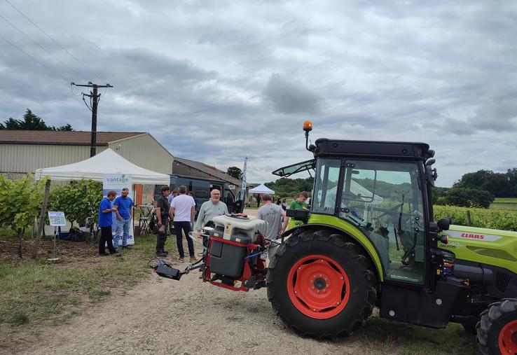 De nombreux constructeurs ont répondu présents à la journée organisée, au lycée Le Renaudin, à St Germain de Lusignan, par la fédération régionale des Cuma de Nouvelle-Aquitaine.