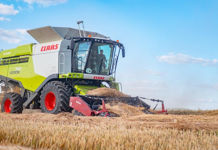 La moissonneuse de l'ETA Poussard, de Villiers-en-Plaine, dans une "belle" parcelle d'orge à 65 q/ha.