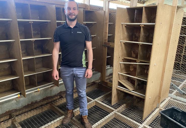 En attendant l'arrivée des pigeons début septembre, Kenny Violette aménage pour mécaniser au maximum la production.