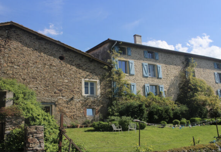 La ferme-auberge de La Poule Rousse attire une clientèle régulière et locale, loin des chemins touristiques.