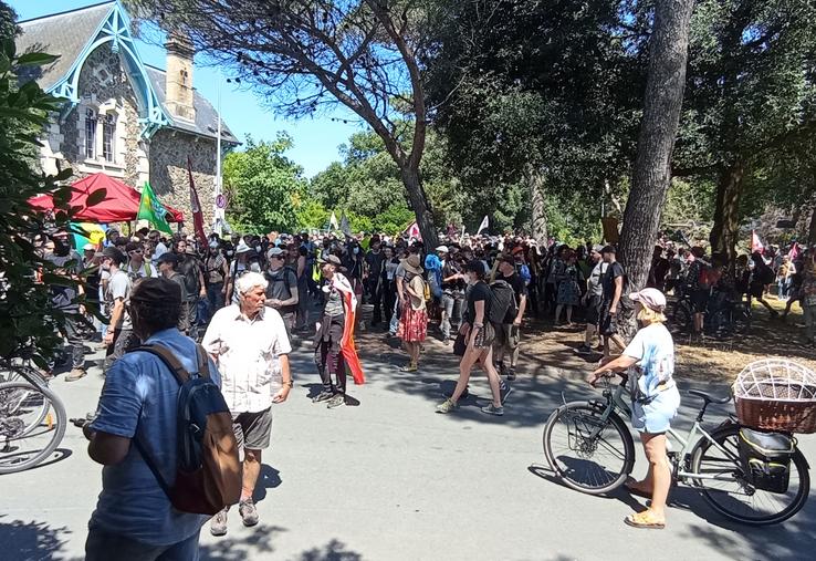 Le cortège « familial » a suivi le bord de mer, certains membres tentant de s'approcher du port sur des petites embarcations. Le cortège radical a quant à lui été stoppé par les forces de l'ordre avant qu'il puisse atteindre La Pallice ; de nombreuses dégradations ont eu lieu sur son passage.