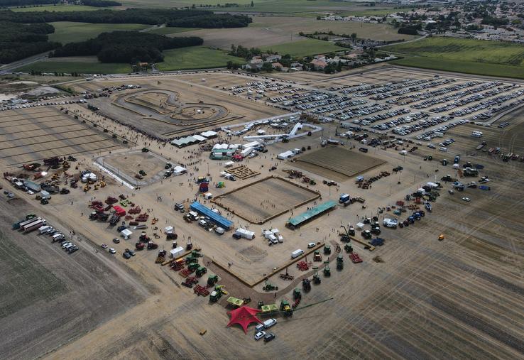 Le parking prévu pour cette édition était bien plus grand que l'an passé à Échillais... Mais il s'est bien rempli, comme en témoigne cette vue aérienne !