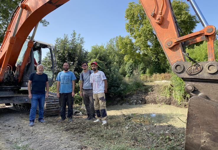 Guy Merceron (asso Parlons-en), Guillaume Magherman, Marc Bruneau (DSNE) et Marc Laval font se rejoindre des enjeux de vitalité rurale, agriculture et biodiversité autour de la mare de l'exploitation maraîchère.