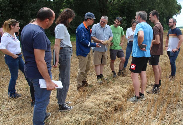 Jour de broyage de la paille de lin. Texture, poussière, densité... tous les sujets sont abordés avec les techniciens de Grand Poitiers et Terrena, au centre, le responsable d'exploitation de Dalkia (avec la casquette). À ses côtés, Philippe Largean et en face (T-shirt bleu) l'agriculteur Jean-Michel Meunier.