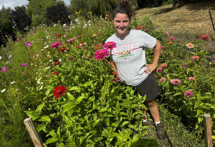 Estelle Henry produit des légumes, mais aussi des fleurs qu'elle vend aux fleuristes locaux ou organisateurs de mariages.