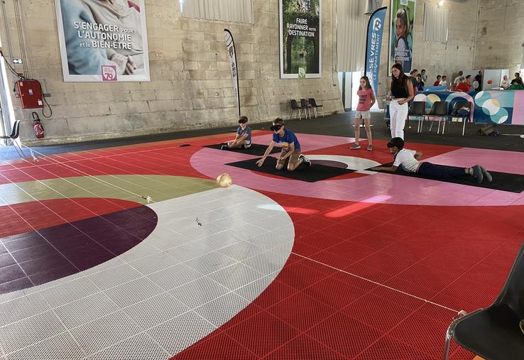 Le jeu de ballon torball, pratiqué par des sportifs déficients visuels et des valides, cousin de la discipline paralympique goalball, a connu un franc succès auprès de la centaine de visiteurs de la journée.