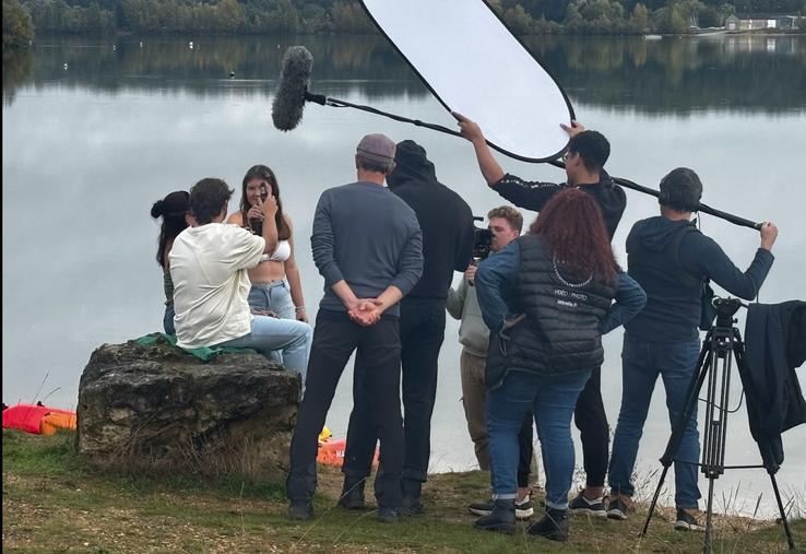 Une partie du tournage s'est déroulée lundi au lac de Saint-Cyr.