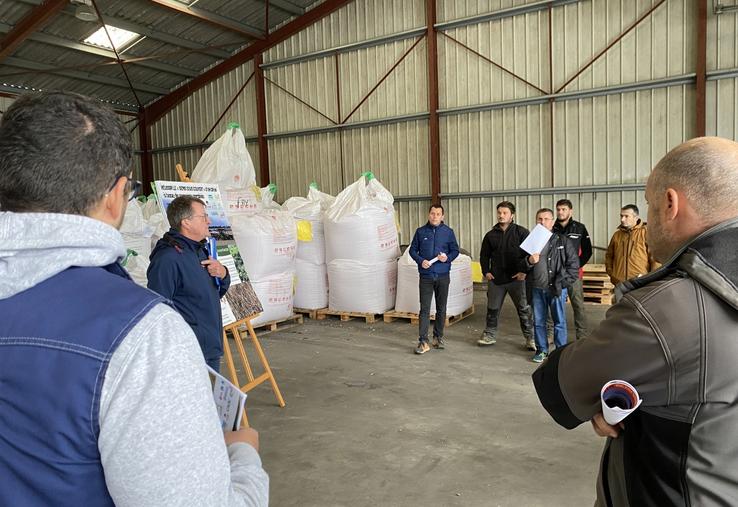 À l'abri des hangars de Cap Faye, deux ateliers rythmaient l'après-midi : semis sous couverts et bords de champs.