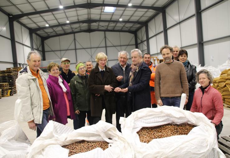 Une visite du bâtiment de transformation de noisettes à Lathus Saint Rémy était organisée cette semaine.