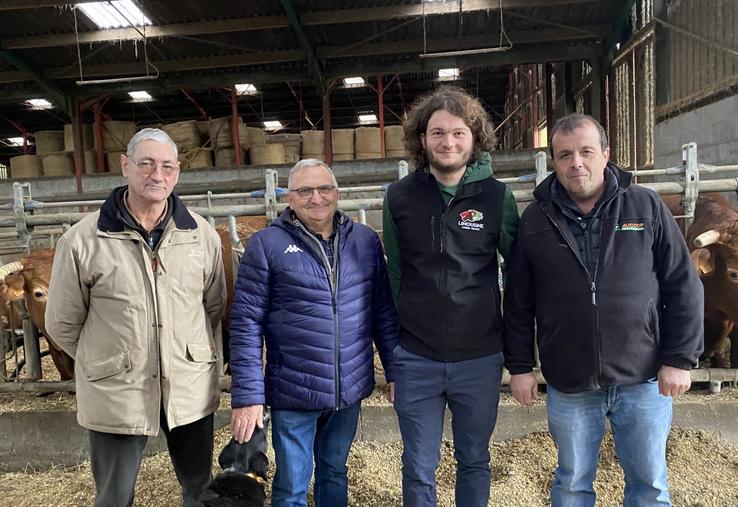 Lucas Boulat, 22 ans, présentera sept Limousines au concours de l'Apocab. Il est entouré de Jean-Michel Ayrault et Joël Denis, vice-président et président de l'Apocab, et de Damien Berteau, conseiller alimentation Alicoop.