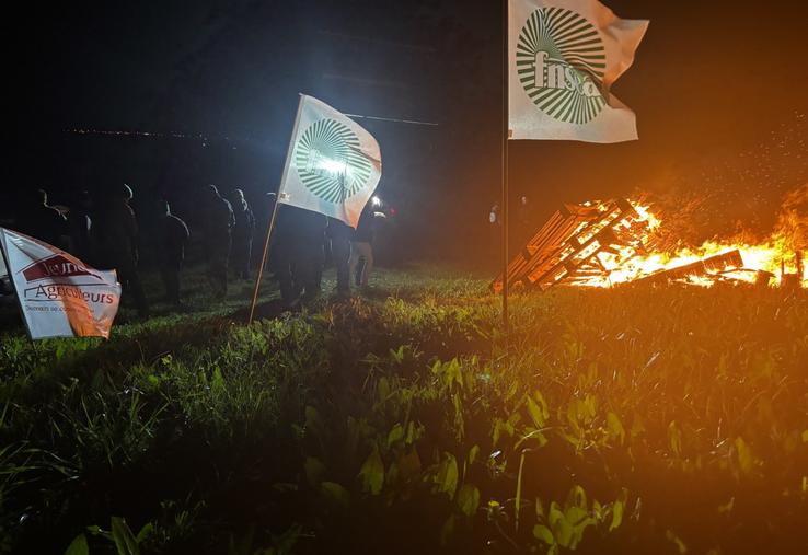 Les premiers "feux de la colère" ont été allumés lundi soir sur 6 ronds-points, dont celui de Jaunay-Marigny, entre Neuville et Châtellerault.