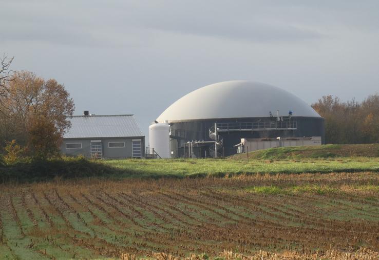 L'unité de méthanisation de la SAS Métha Vell est dotée d'un unique digesteur, sur la commune de Rioux. Pour l'alimenter, Cédric et Guillaume Bodin bénéficient entre autre des fumiers issus de leur propre exploitation, de ceux apportés par deux éleveurs voisins (vaches allaitantes et ovins), de vinasses de Revico et d'issues de céréales d'Océalia.