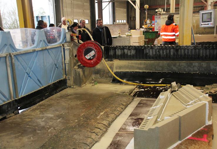 L'entreprise commercialise des produits finis à partir des blocs de pierre qu'elle a extraits.