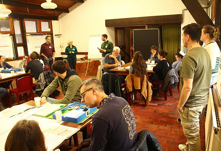 Séances de travail en ateliers pour les participants.
