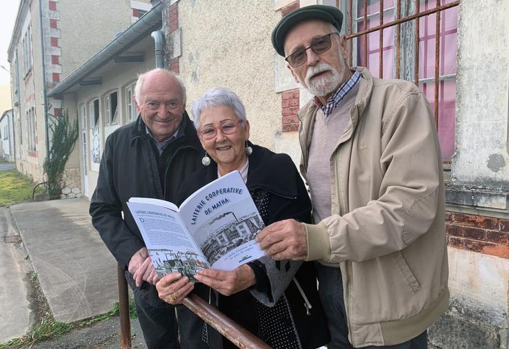 Les trois auteurs du livre ont pris la pose devant les anciens locaux de la coopérative laitière de Matha.