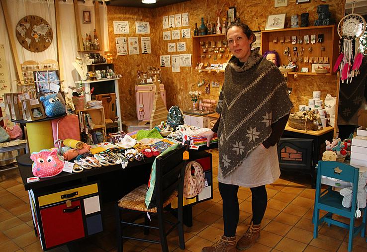 Agathe Saint-Clair propose du relooking de meubles et des créations d'autres artisans d'art.