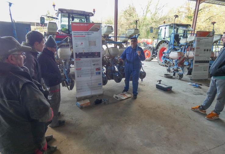 Patrick Duffaud a présenté aux adhérents Cuma présents ses conseils de bon entretien des semoirs.