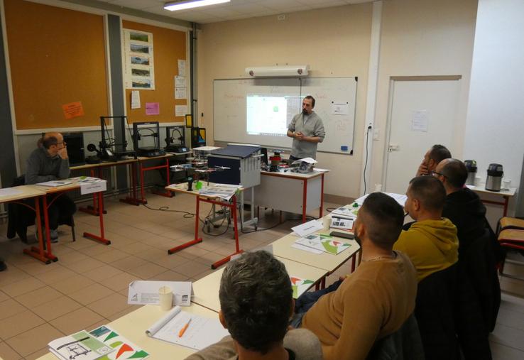 Guillaume Texier a notamment présenté aux apprenants différents modèles de machines d'impression 3D.