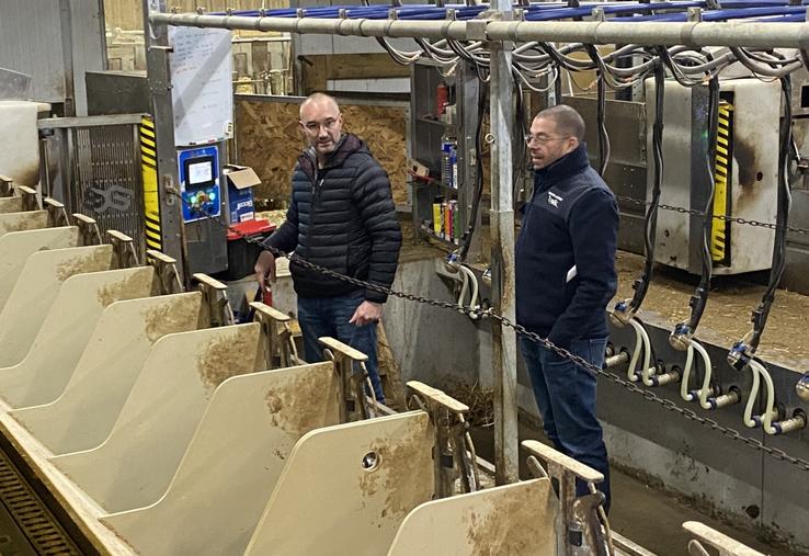 Mickaël Turpeau et Steven Bertaud dans la salle de traite de l'exploitation.