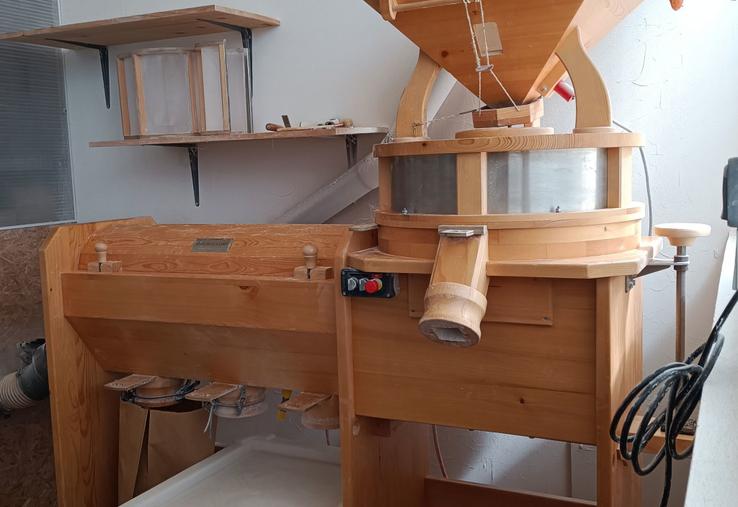 En accédant à la transformation sur l'exploitation, comme ici avec ce moulin à farines, à la ferme du Boussentin à Vouillé (79), les agriculteurs peuvent apporter une valeur ajoutée à leurs productions et mieux maîtriser les circuits de commercialisation.