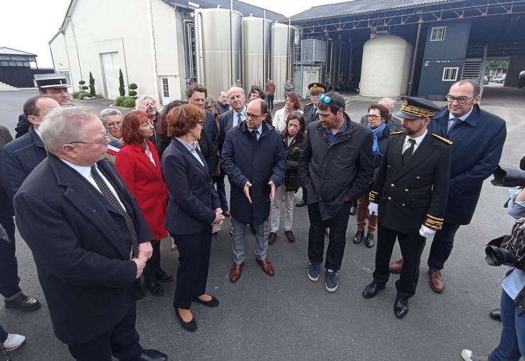 En visite au château Montifaud, à Jarnac-Champagne, Annie Genevard a échangé avec les élus et les acteurs du bassin viticole charentais.