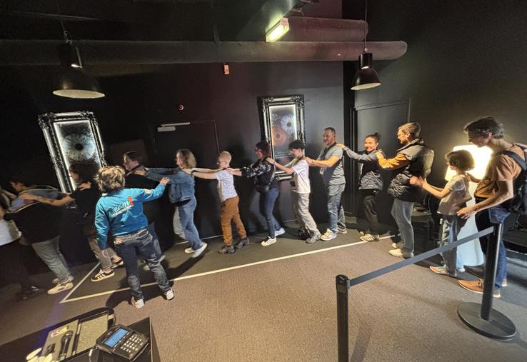 Les visiteurs déambulent en file indienne pour découvrir dans le noir complet la forêt du Zanzibar, Tokyo et la Cordillère des Andes.