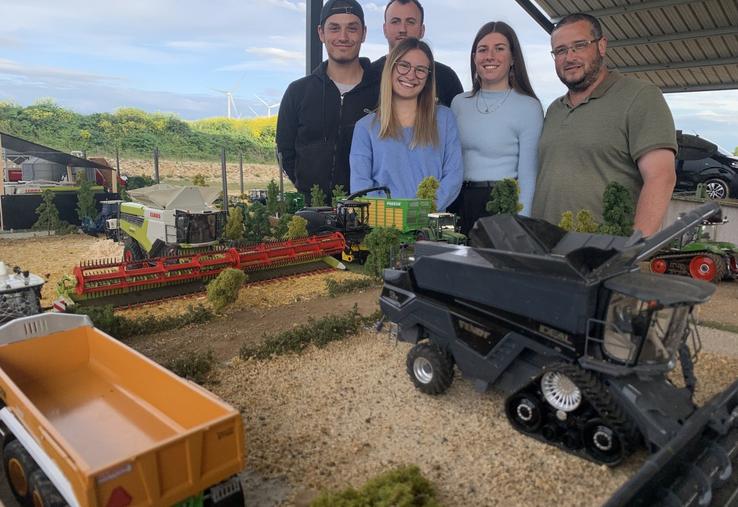 Romain Pétorin, Nathan Groussard, Gwenaëlle Richard, Elena Morillon et Aurélien Lys autour du diorama des deux premiers.