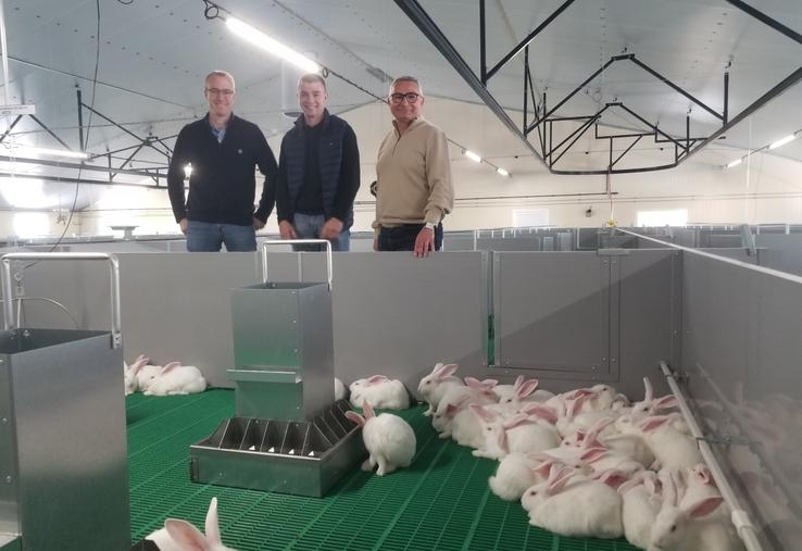 Les deux associés et Philippe Roy, responsable technique lapins à la Ciab, lors de la journée portes ouvertes, mercredi 16 avril.