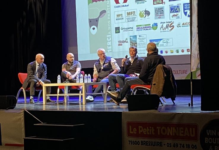 Autour de la table, des éleveurs du bocage bien dans leur élevage. Ils s'accordent notamment sur le fait que les labels et contractualisations sont des atouts pour passer les crises.