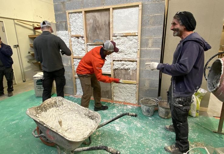 Les participants ont testé l'application d'enduit au chanvre.