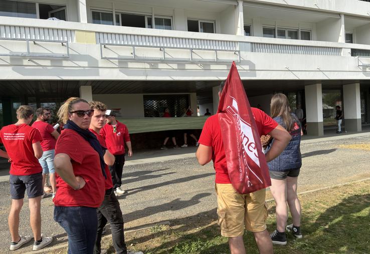 Les JA ont entouré la permanence avec des bottes de paille.