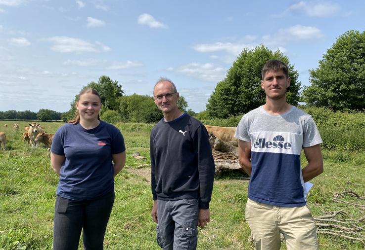 Pascal Bibard, entouré de Baptiste Sacheau, salarié de l'exploitation et Justine Bodin, apprentie.