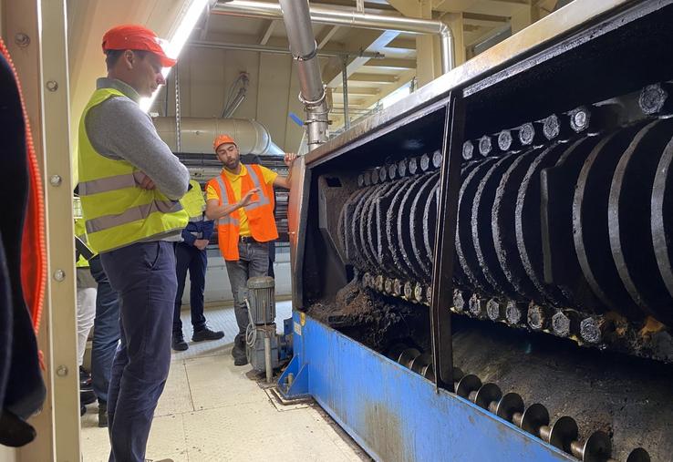 Analyses, trieurs, décortiqueurs, presses (photo), cuiseurs,  : le chemin des graines est long avant de rejoindre les sept cuves d'huiles de 90 m3 chacune ; ou de devenir des tourteaux après découpe des résidus pressés.