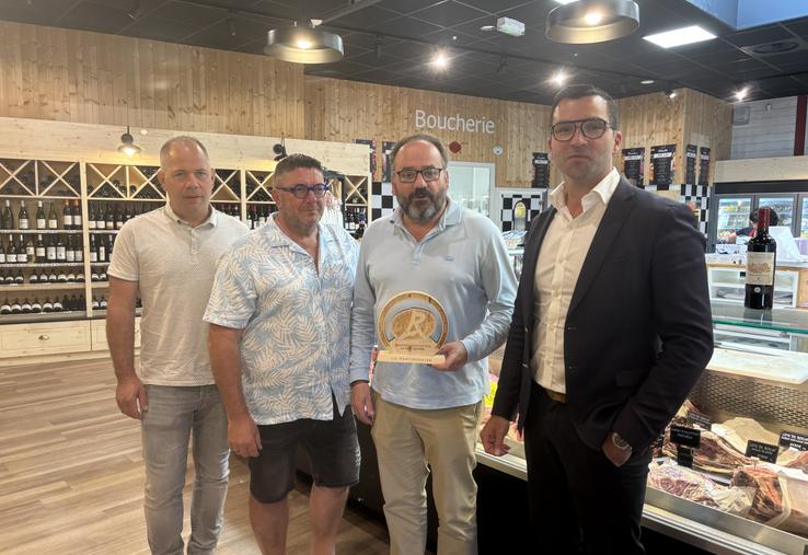 Samuel Colin et Christophe Huet, ici aux côtés de Hervé Bondy, ont reçu ce trophée des mains de Sébastien Pigeau, éleveur et membre du bureau du Label Rouge.