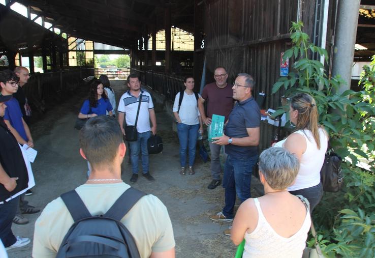 Lors d'un contrôle lié aux aides animales, "on vérifie 100 % des animaux présents sur l'exploitation, quel que soit leur âge", indique Xavier Blanché (à droite).