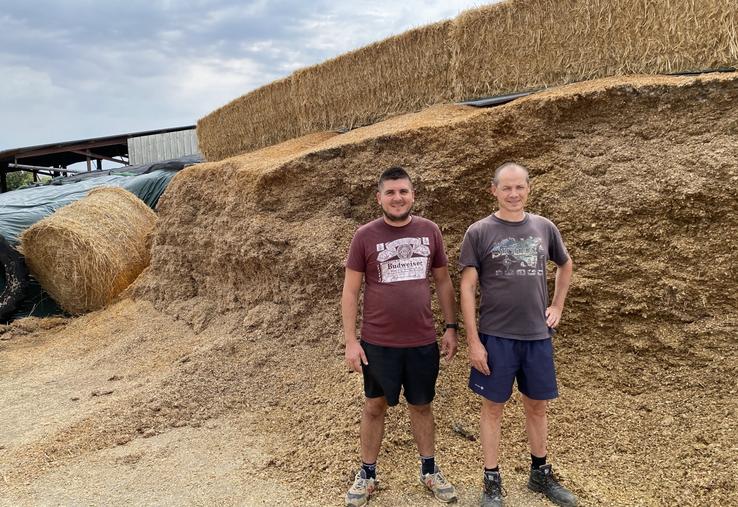Antonin Goulard (à gauche) et Laurent Tardy (à droite, Gaec des Maisons neuves) ont contractualisé une solution pour que chacun retrouve ses billes : en face de l'ensilage maïs fourni par le premier, le Gaec laitier s'engage à conduire le chantier et à fournir de la MO au céréalier.