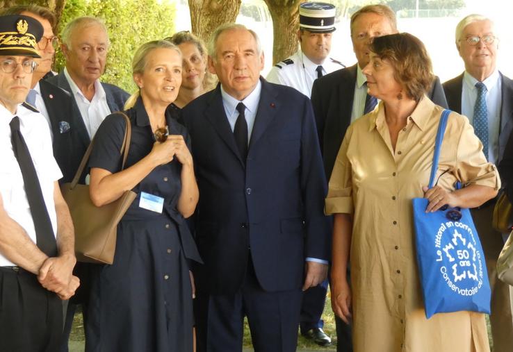 François Bayrou, en compagnie de la présidente du Département Sylvie Marcilly et de celle du Conservatoire du littoral, Agnès Langevine, a découvert les locaux et le travail de cette agence publique.