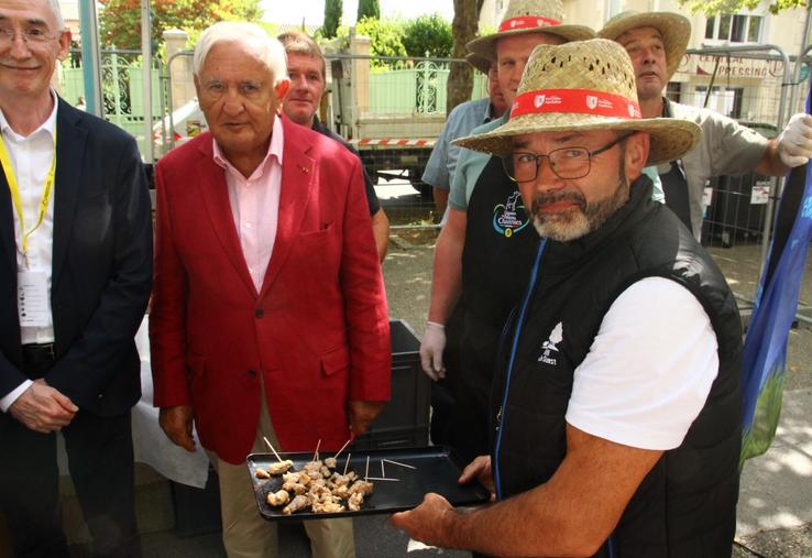 Les producteurs ont fait déguster de l'Agneau Poitou-Charentes aux partenaires et aux élus présents, dont Jean-Pierre Raffarin.