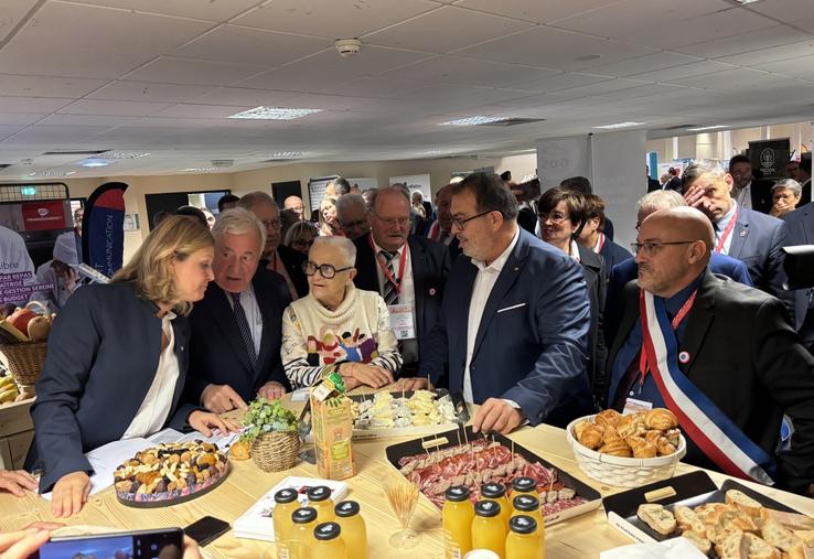 Les élus ont pu découvrir les très nombreux stands, comme ici celui de France Gourmet. 