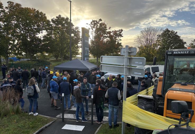 Une centaine d'agriculteurs sont mobilisé depuis 8h ce matin.